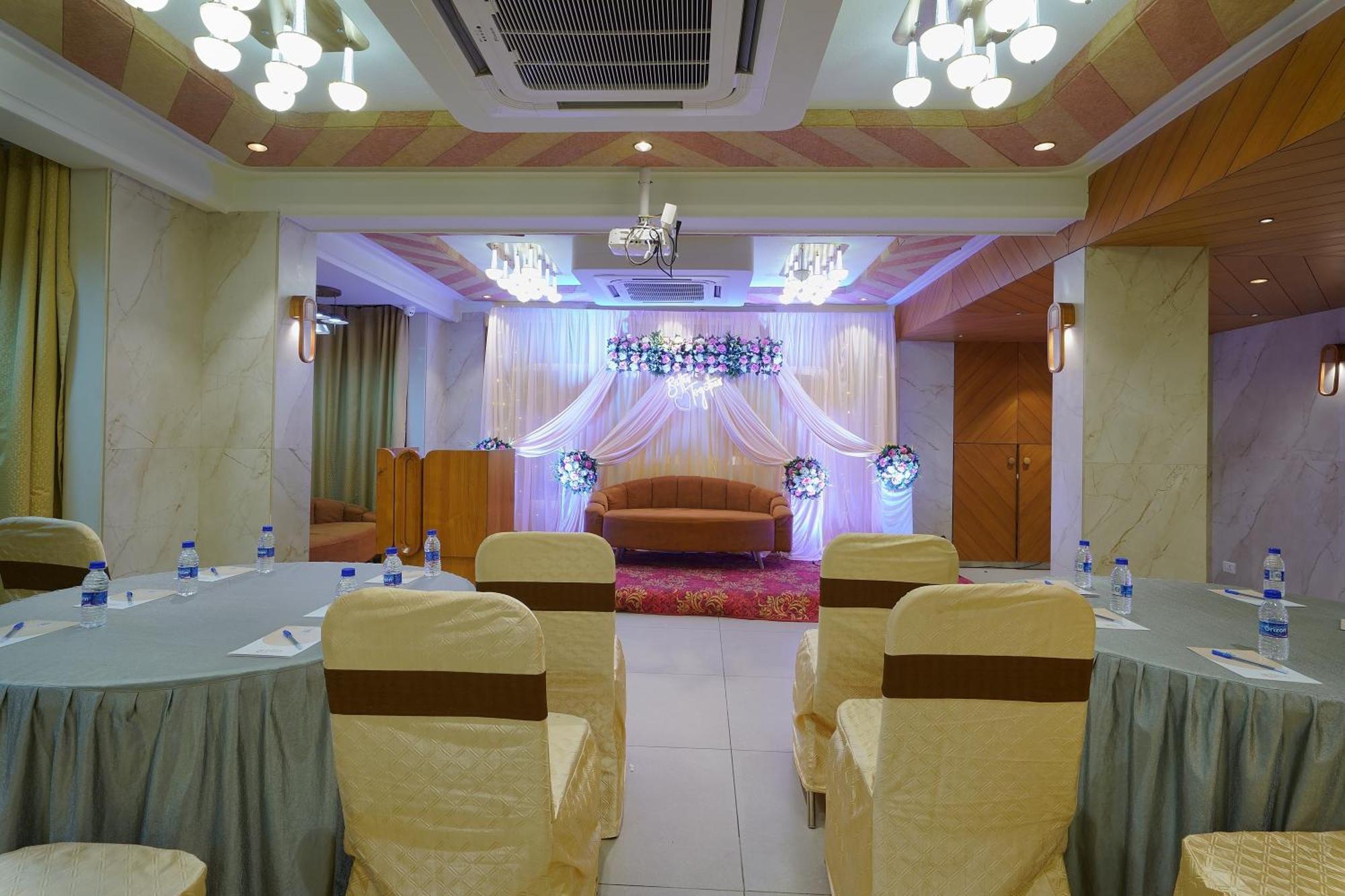 Artilla Inn Ahmedabad Exterior photo