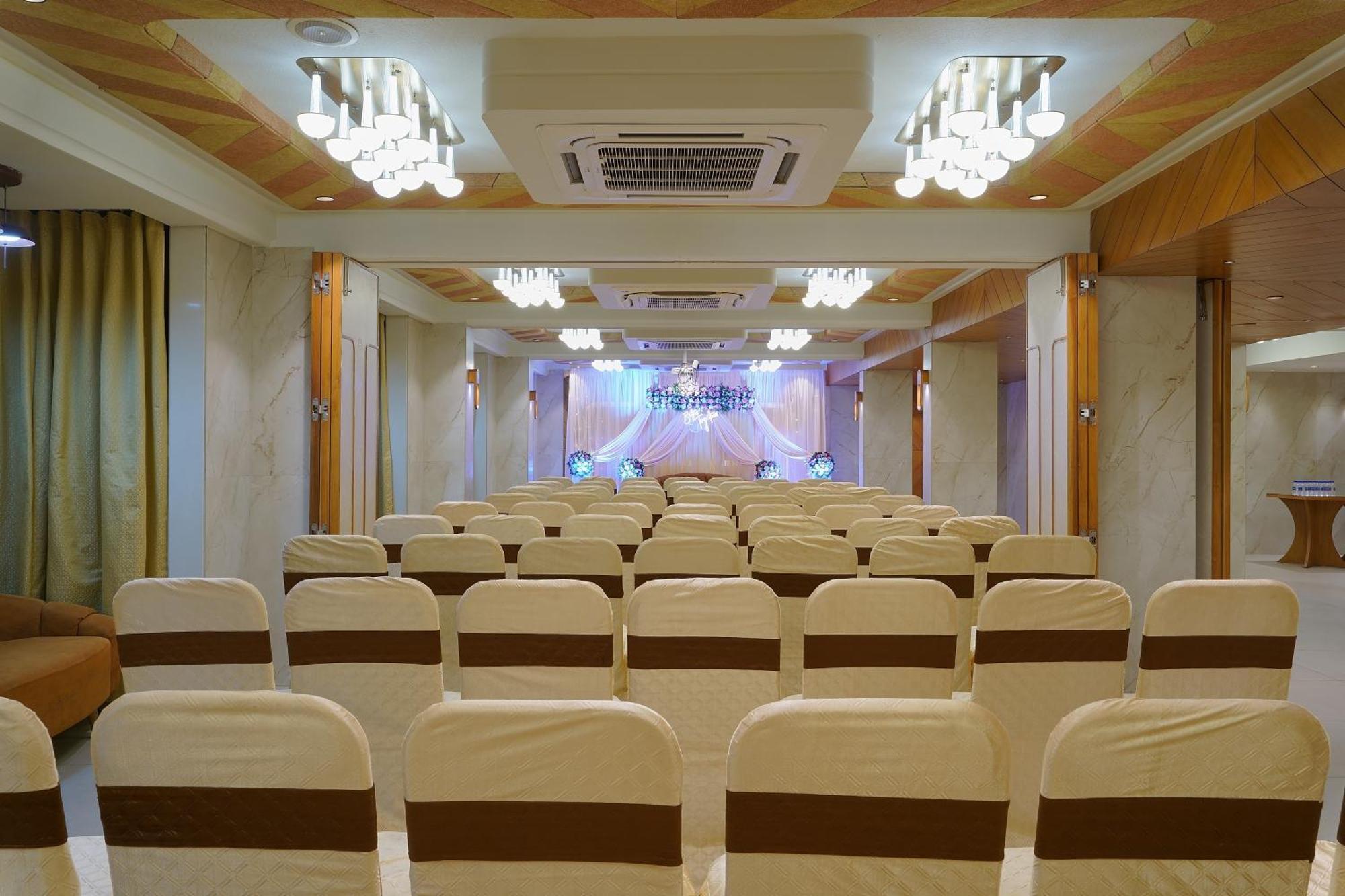 Artilla Inn Ahmedabad Exterior photo