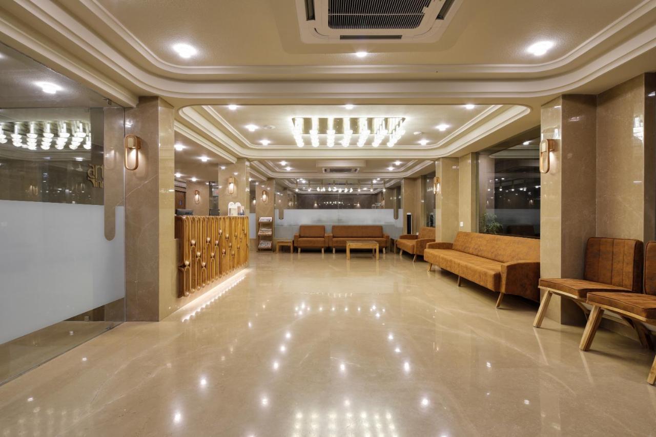 Artilla Inn Ahmedabad Exterior photo